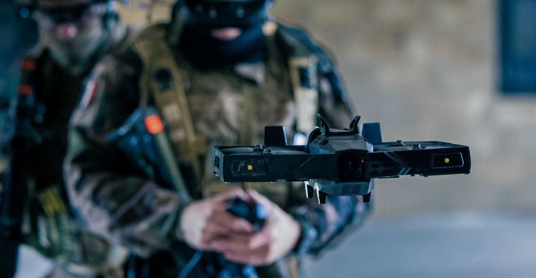 دراسة إسرائيليّة جديدة: التكنولوجيا، بما في ذلك الذكاء الاصطناعي، لا تُلغي العنصر البشري في الحرب بل تُعيد تشكيله